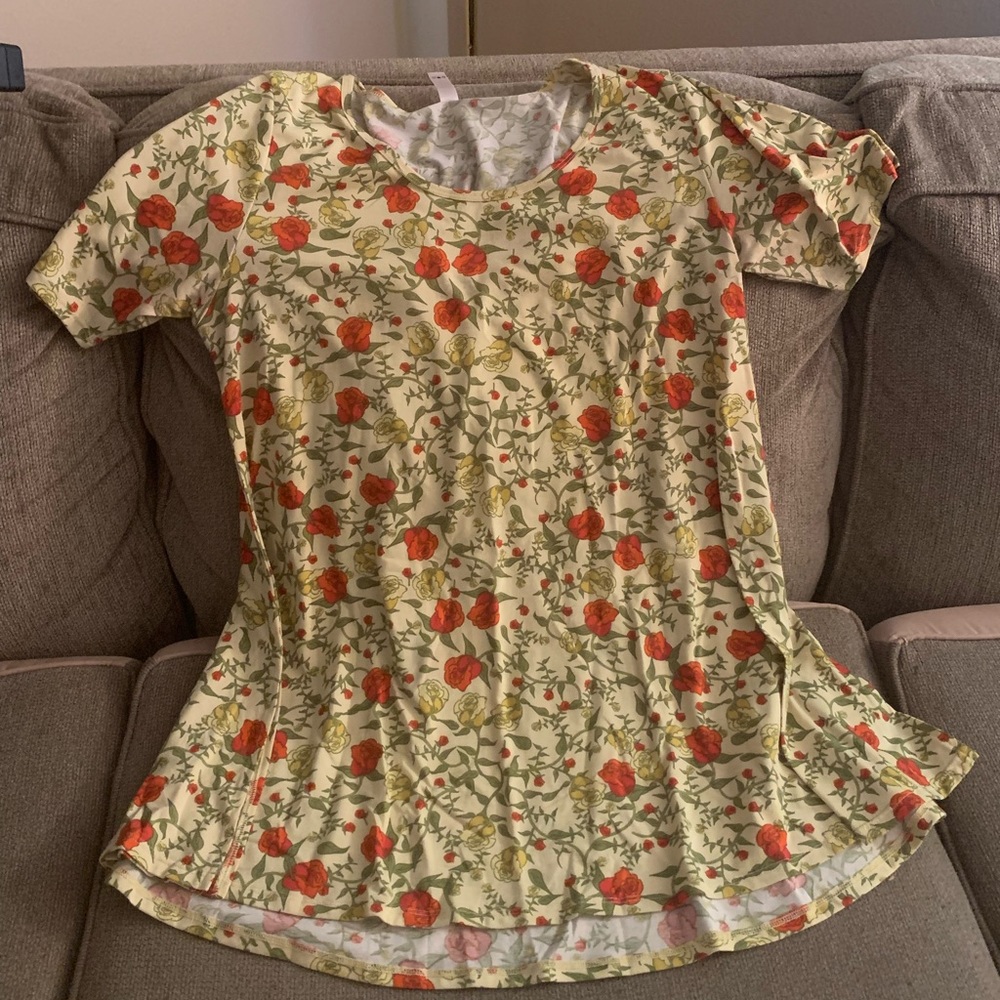 Size large perfect T yellow with red and dark yellow roses
